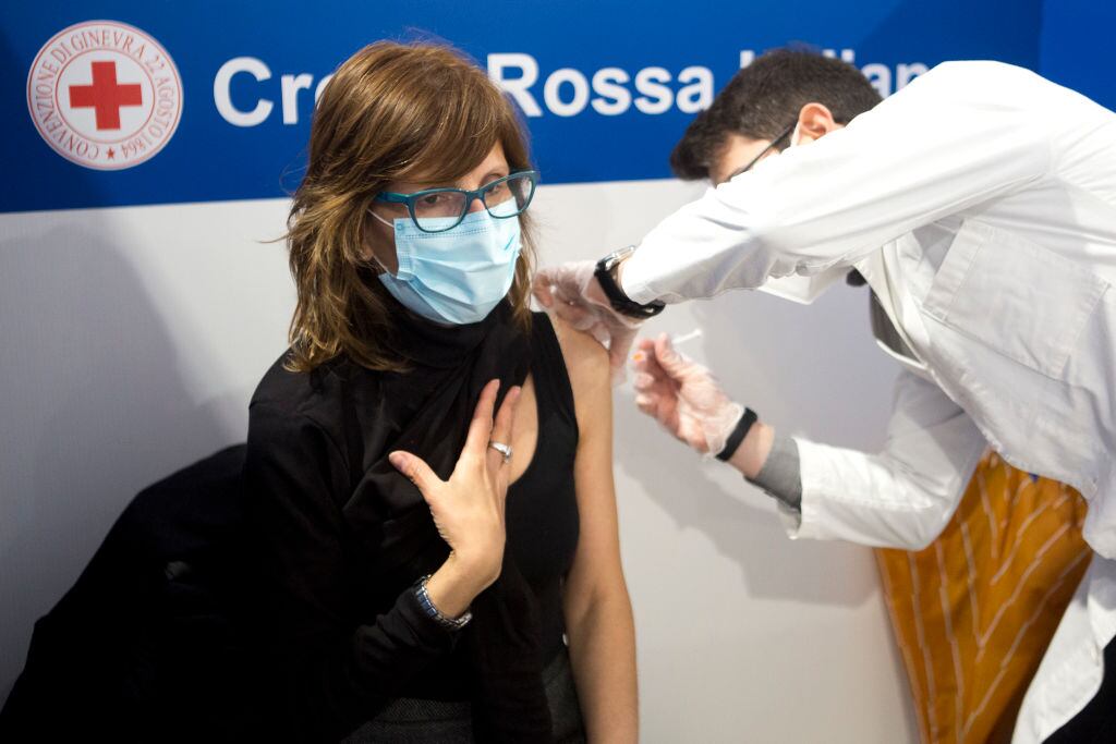 Una mujer recibe la vacuna contra el Covid-19 en Roma