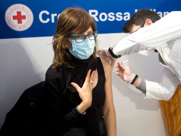 Una mujer recibe la vacuna contra el Covid-19 en Roma