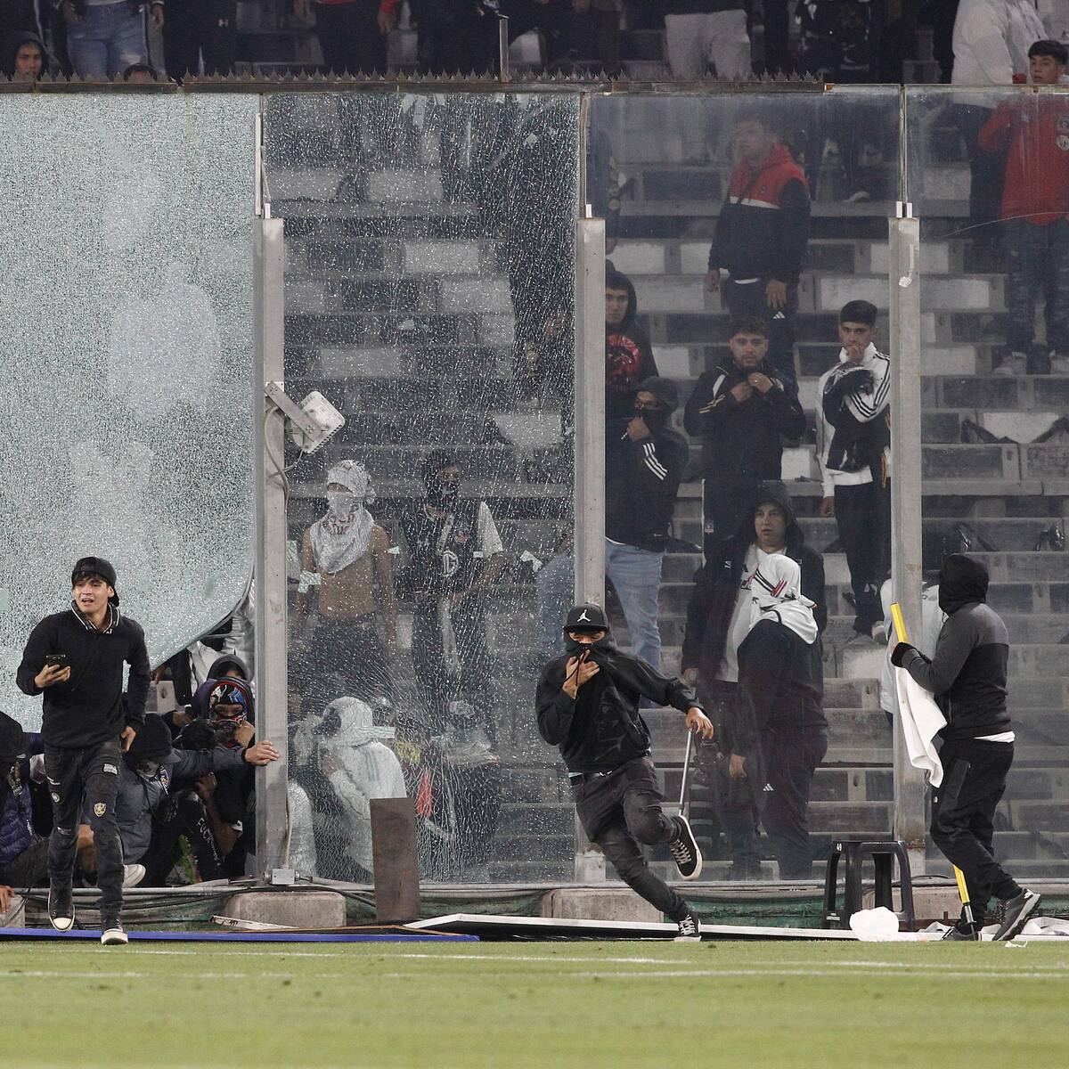 Pierden los puntos con Fortaleza: Conmebol le perdona la vida a Colo Colo y le aplica sanciones por caos ante Fortaleza