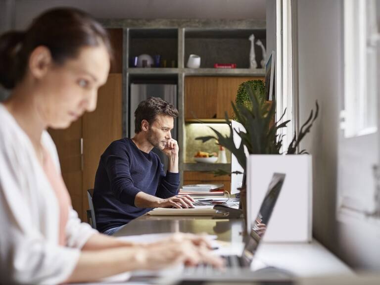 Estereotipos de género y pandemia: estudio UC señala que 53% de los hombres y 45% de las mujeres cree que «el hombre debe responsabilizarse de los gastos del hogar»