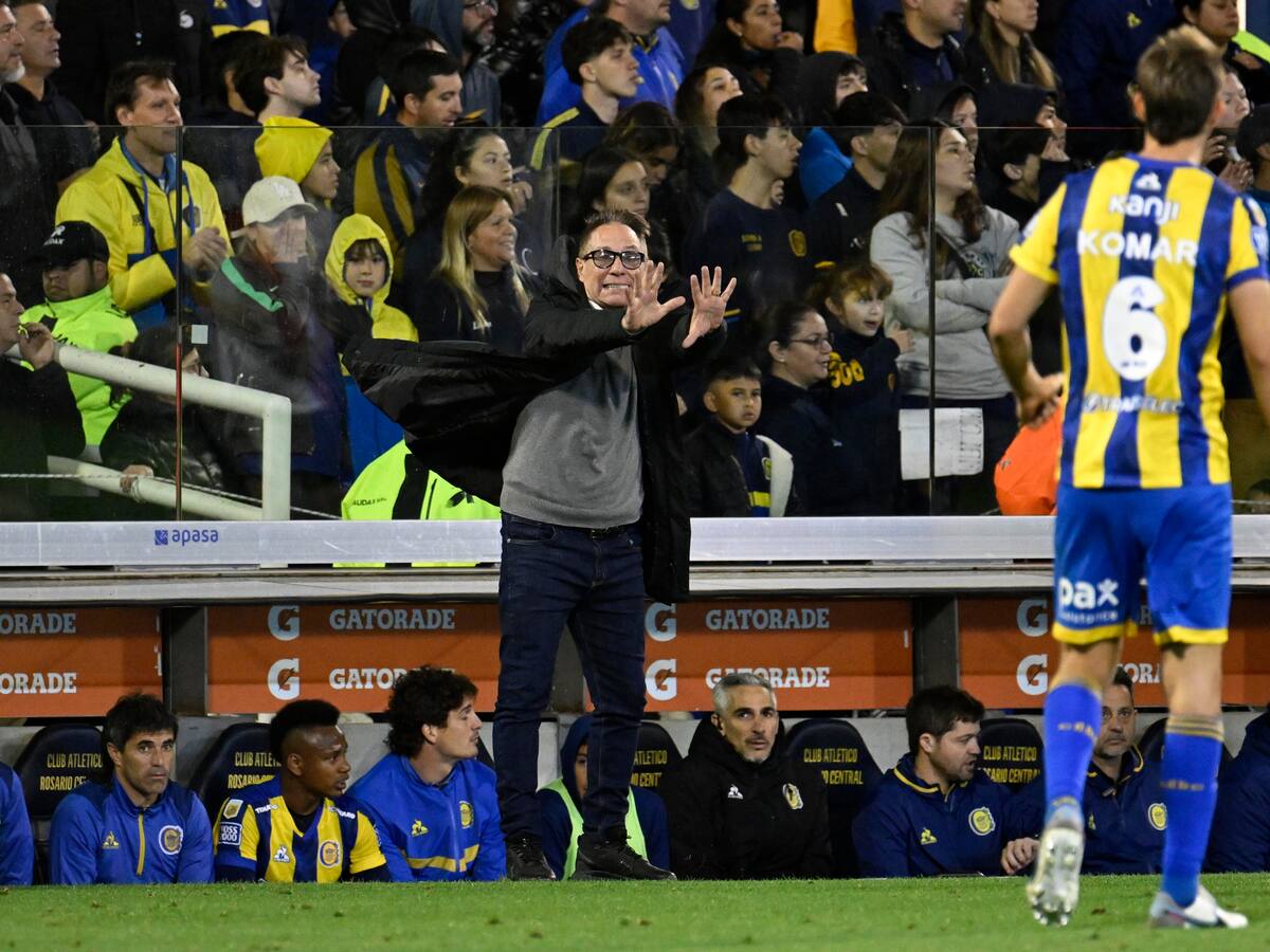 “Les debe romper los huevos”: la furia de Holan por las críticas al título otorgado a Rosario Central en Argentina