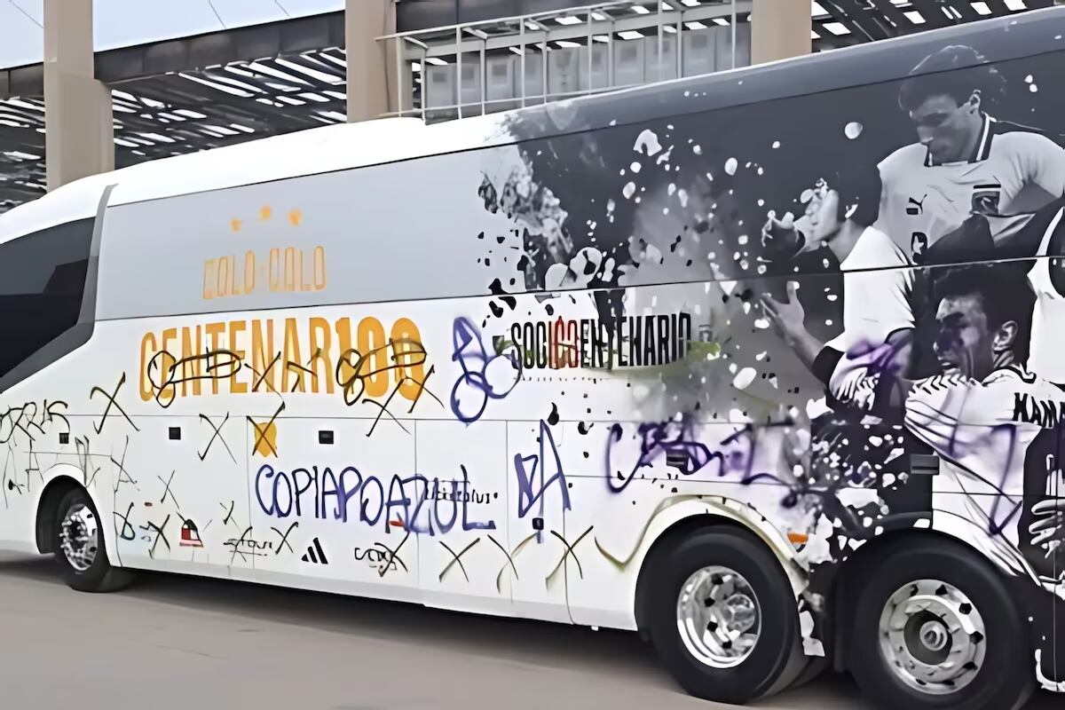 Hinchas de la U vandalizan bus de Colo Colo Centenario