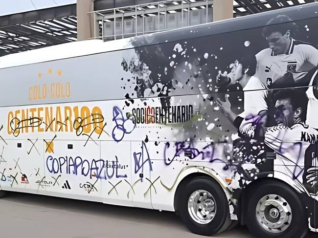 Hinchas de la U vandalizan bus de Colo Colo Centenario