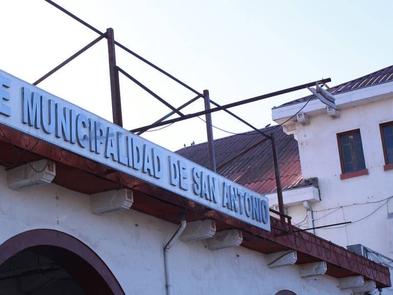 Escándalo en San Antonio por video con contenido explícito grabado en instalaciones municipales