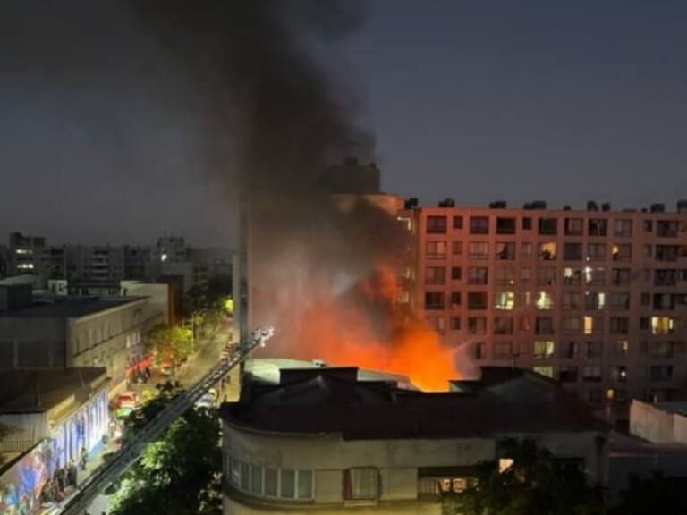 Incendio en Santiago Centro: Bomberos continúa trabajando en el lugar
