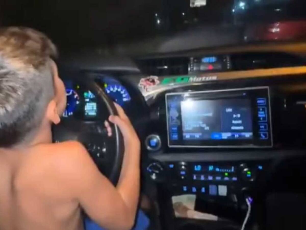 Escándalo en Argentina: se viraliza video de un niño manejando un auto con la ayuda de un adulto
