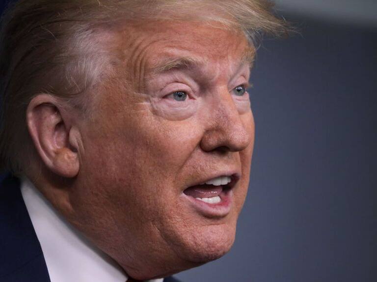 Donald Trump amenazó con la posibilidad de «regular o cerrar» las redes sociales