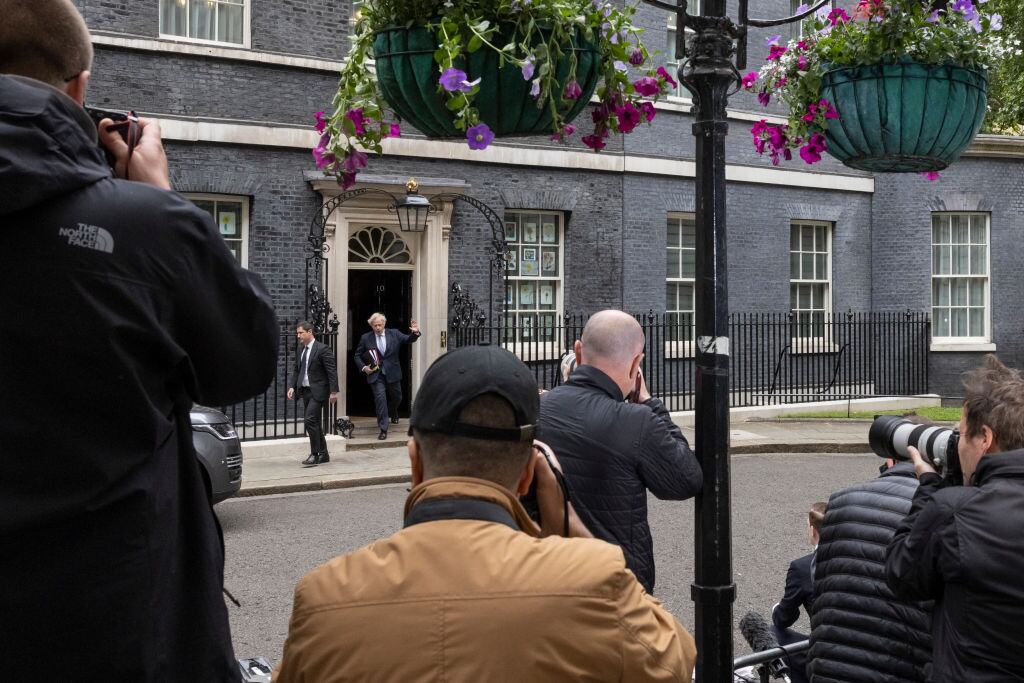 El primer ministro británico Boris Johnson deja la sede presidencial en Londres