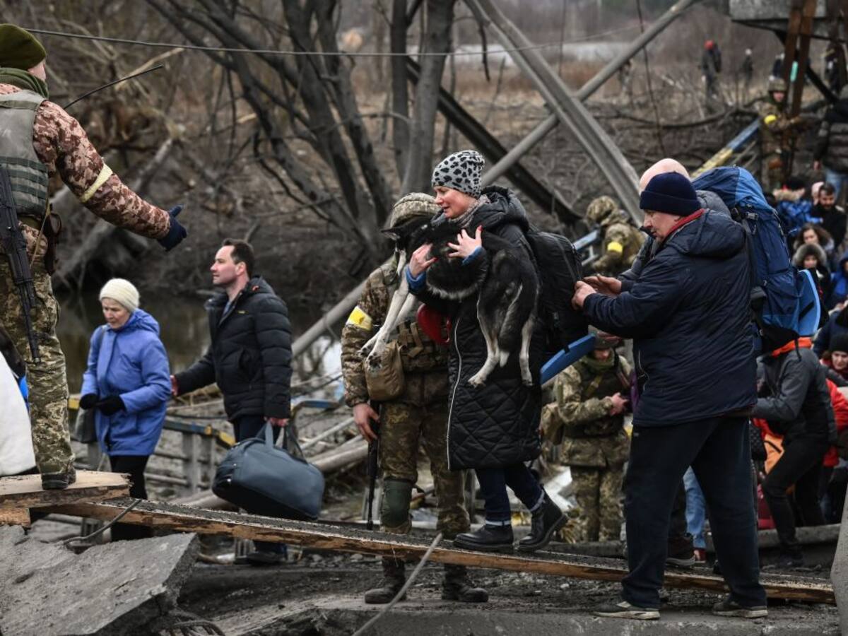 El dramático escape de Kiev de miles de ucranianos ante posible llegada de las fuerzas de Rusia