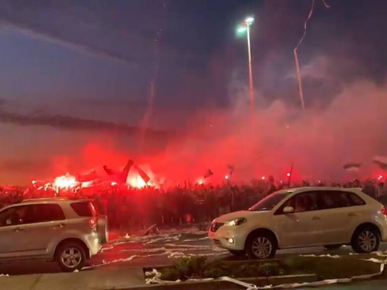 Hinchas de Colo Colo protagonizaron un masivo arengazo en Antofagasta con la ilusión de seguir luchando el título con la UC