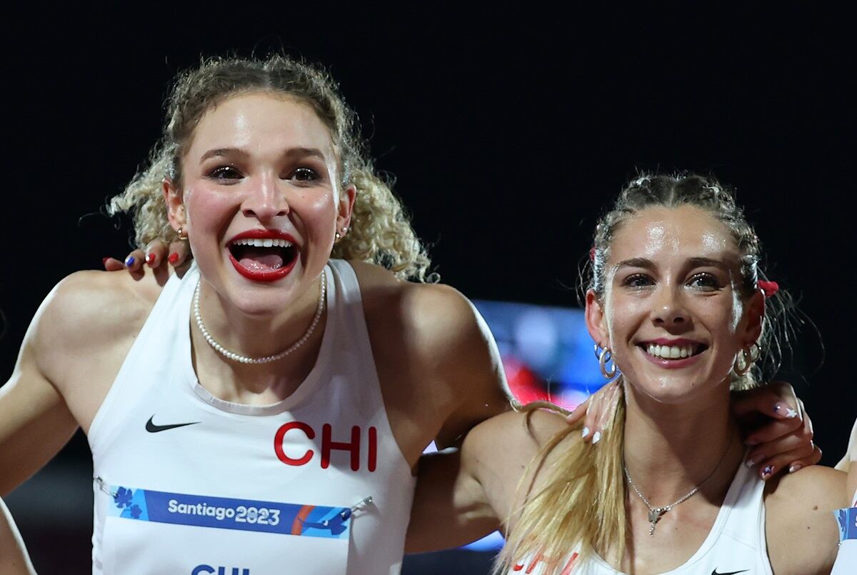 SANTIAGO, CHILE - NOVEMBER 02: Anais Hernandez, Martin Weil, Isidora Jimenez and Maria Ignacia Montt of Team Chile celebrate celebrate their silver medal in Women's 4 x 100m Relay Final at Estadio Nacional de Chile on Day 13 of Santiago 2023 Pan Am Games on November 02, 2023 in Santiago, Chile. (Photo by Al Bello/Getty Images)