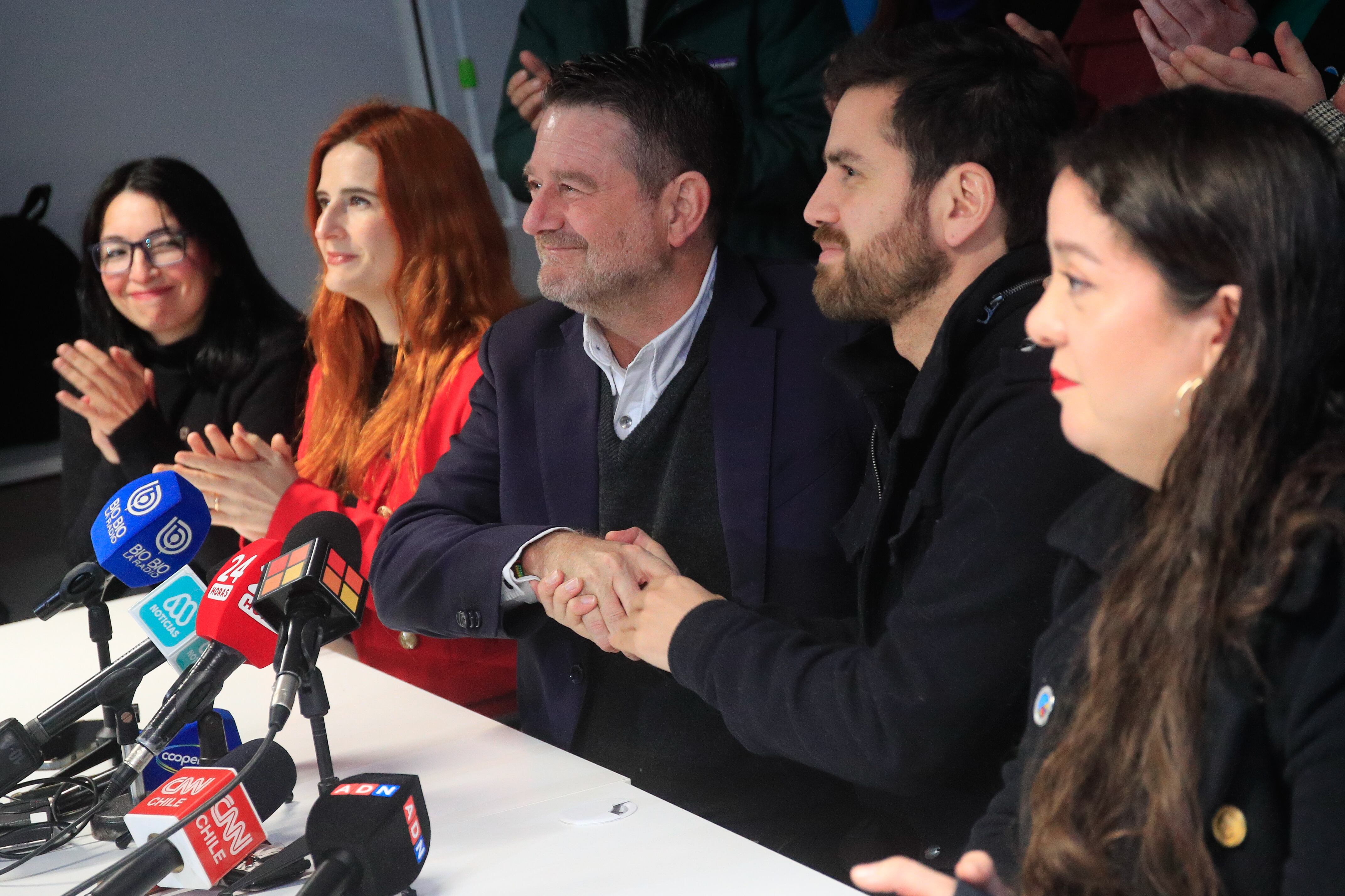 10 DE JULIO DE 2024 / SANTIAGO
La directiva provisoria del Frente Amplio encabezada por Diego Ibáñez y con la Alcaldesa de Ñuñoa Emilia Rios entregan su apoyo a la candidatura de Claudio Orrego al Gobierno Regional Metropolitano de Santiago.
FOTO: DIEGO MARTIN /AGENCIAUNO