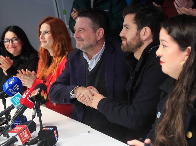 10 DE JULIO DE 2024 / SANTIAGO
La directiva provisoria del Frente Amplio encabezada por Diego Ibáñez y con la Alcaldesa de Ñuñoa Emilia Rios entregan su apoyo a la candidatura de Claudio Orrego al Gobierno Regional Metropolitano de Santiago.
FOTO: DIEGO MARTIN /AGENCIAUNO