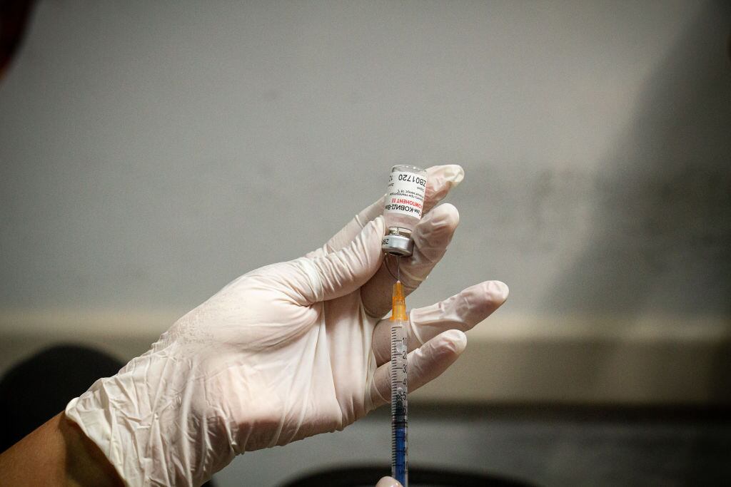 Una trabajadora de la salud prepara una dosis de la vacuna Sputnik V anticovid