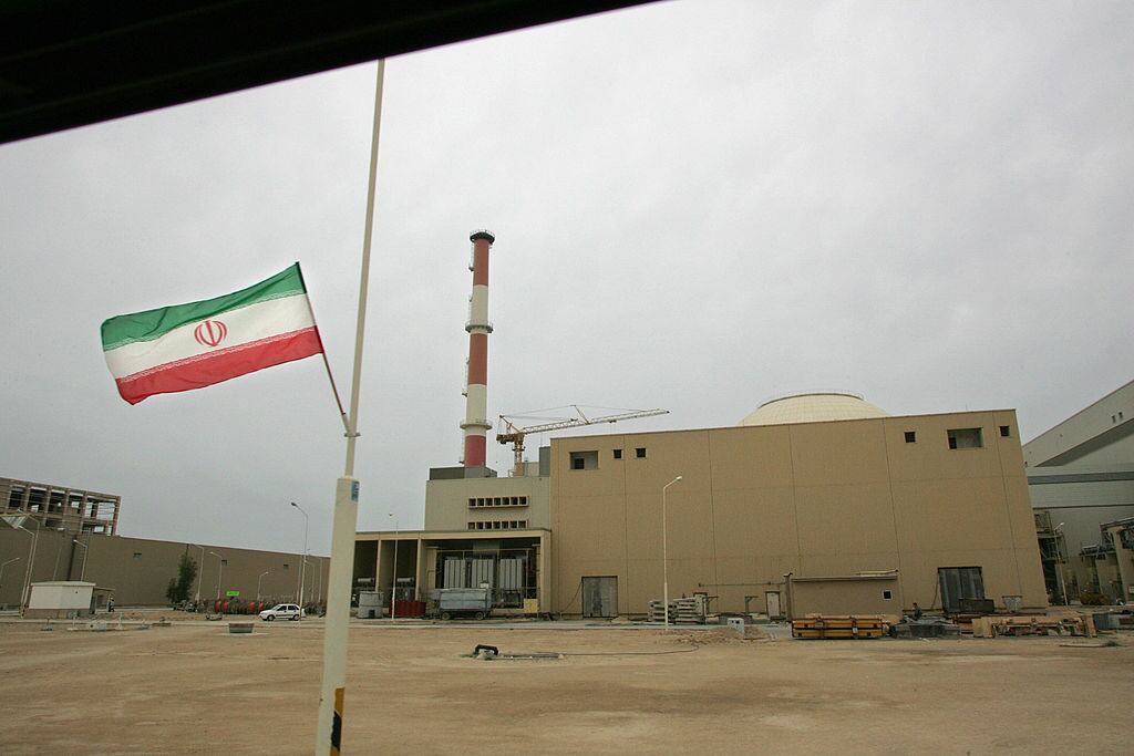 La bandera de Irán ante el reactor de la planta de energía Bushehr