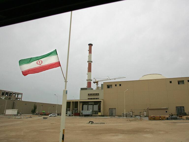 La bandera de Irán ante el reactor de la planta de energía Bushehr