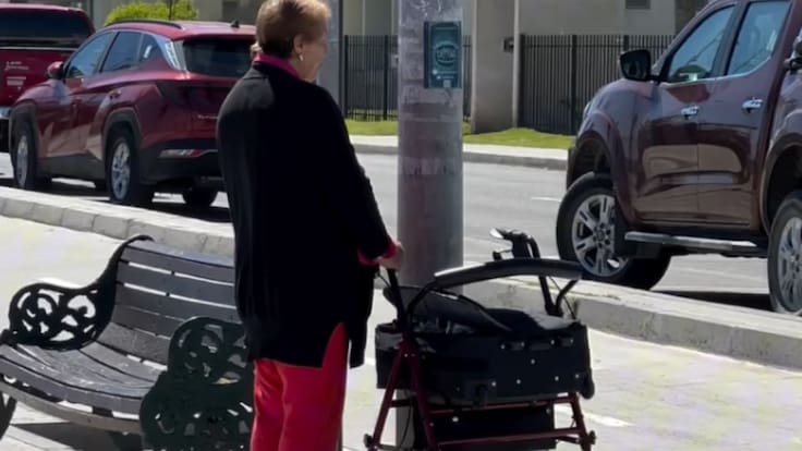 Tiene 78 años y vende chocolates en la playa: el video viral que desató una ola de apoyo en redes sociales en Chile