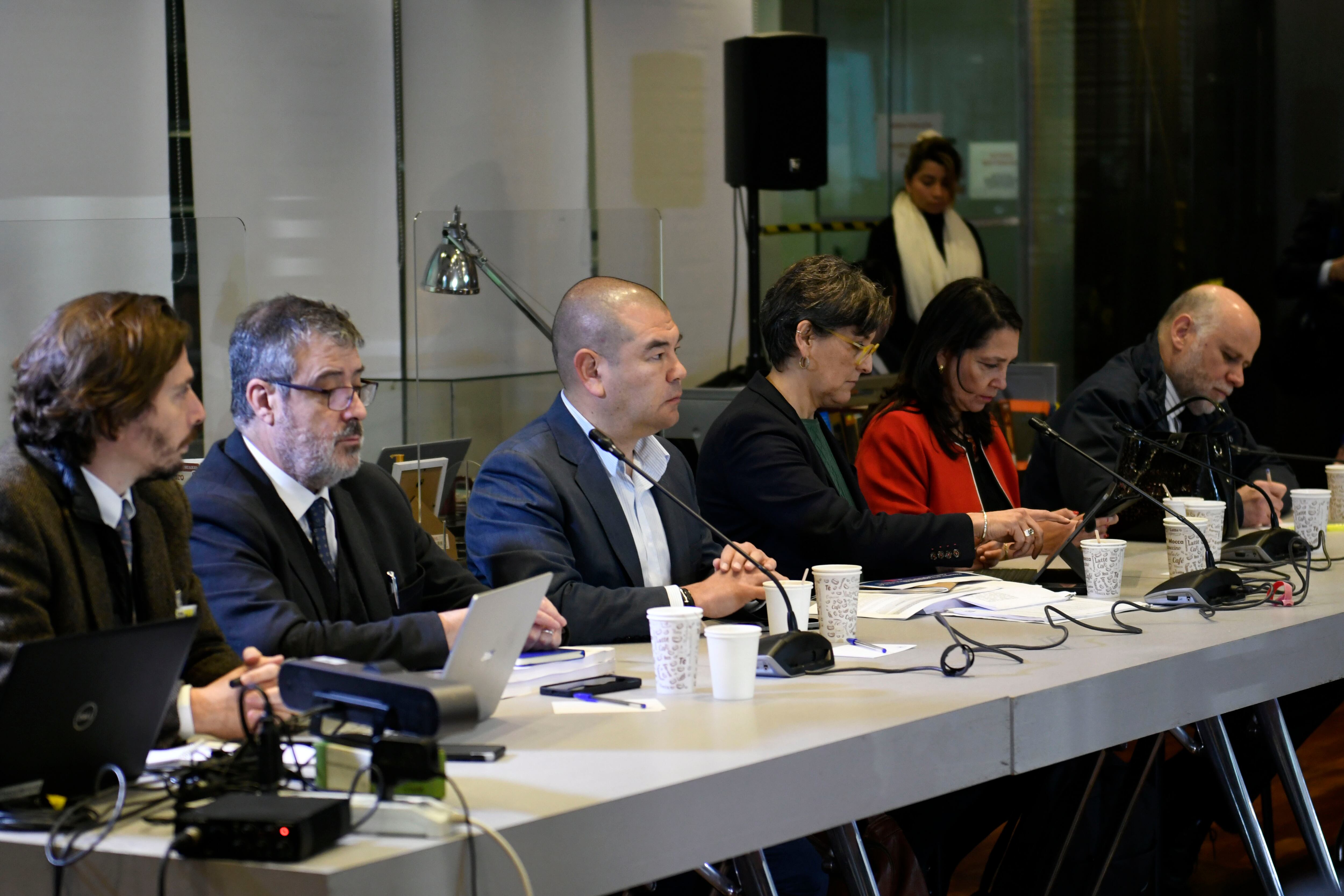 Agencia Uno | La ministra de Salud, Ximena Aguilera, junto a otras autoridades, en la comisión mixta donde se tramita la ley corta de isapres