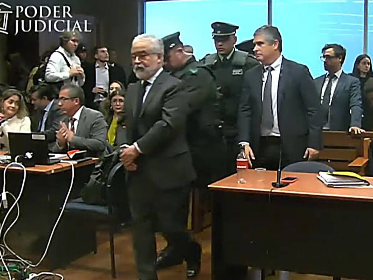 Caso Audios: así fue la salida de Luis Hermosilla esposado del Centro de Justicia tras quedar en prisión preventiva