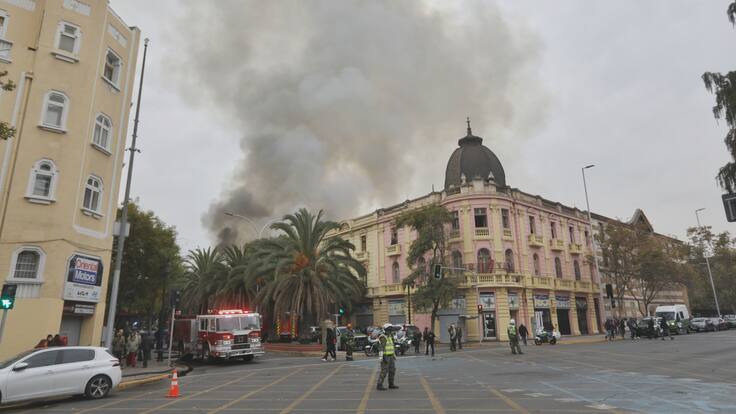 Voraz incendio afecta a diversos inmuebles en pleno centro de Santiago