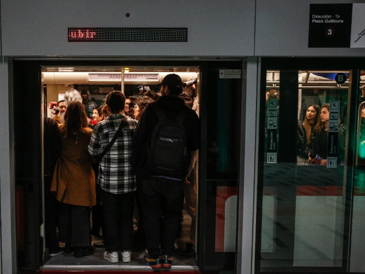 Metro de Santiago reporta retrasos en frecuencia de trenes de Línea 3: así funciona el servicio hoy