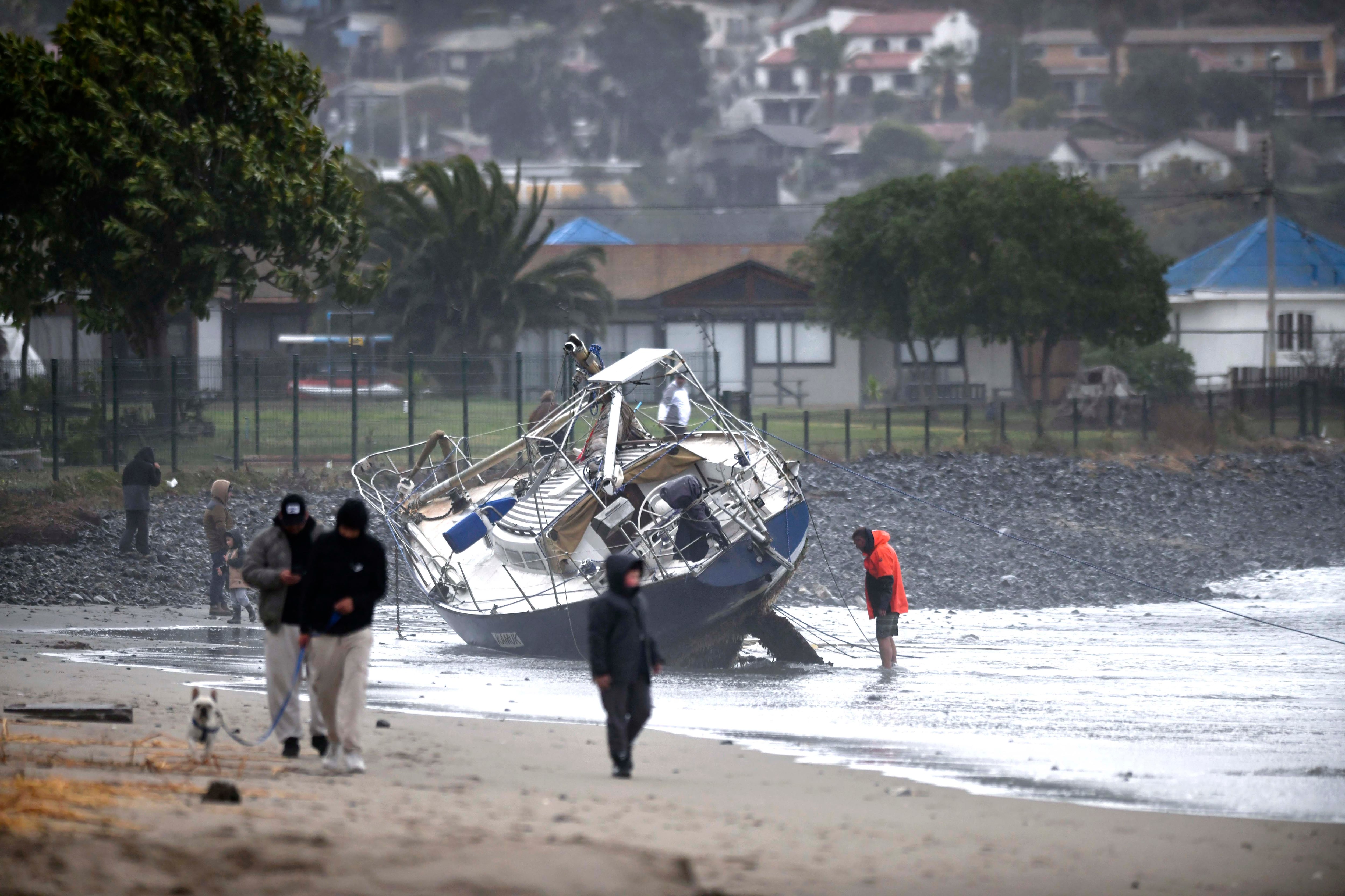 17 de julio de 2026 / COQUIMBO
Debido al sistema frontal que afecta a la zona centro-sur del país, un velero y una barcaza terminaron varados en Playa Grande de La Herradura, en la comuna de Coquimbo, producto del fuerte oleaje y las adversas condiciones meteorológicas.
FOTO: IGNACIO RAMÍREZ / AGENCIAUNO