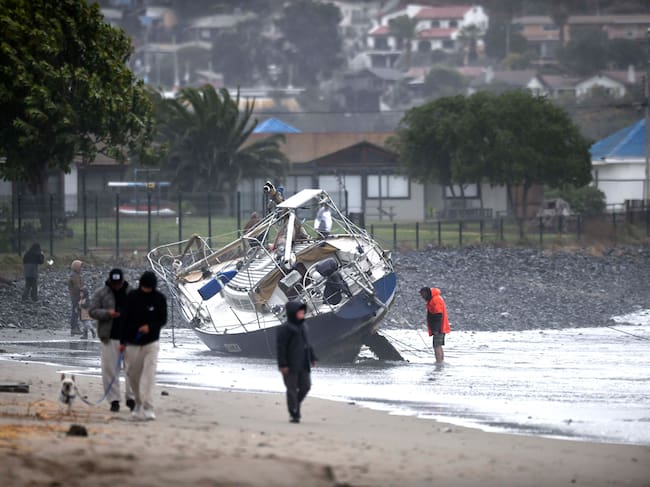 17 de julio de 2026 / COQUIMBO
Debido al sistema frontal que afecta a la zona centro-sur del país, un velero y una barcaza terminaron varados en Playa Grande de La Herradura, en la comuna de Coquimbo, producto del fuerte oleaje y las adversas condiciones meteorológicas.
FOTO: IGNACIO RAMÍREZ / AGENCIAUNO