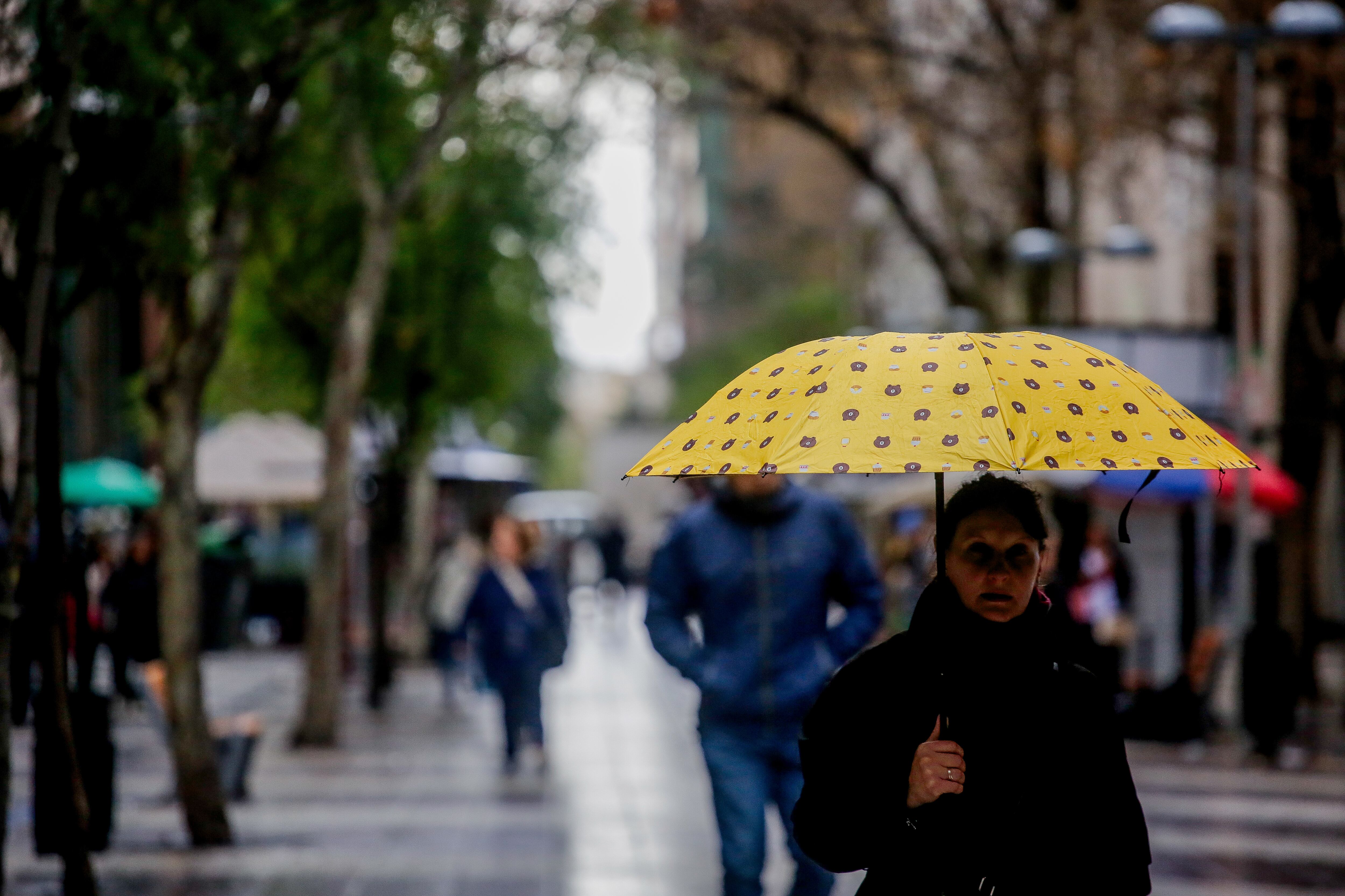 ¿Vuelve la lluvia a Santiago? Este es el “día clave” en que caerían precipitaciones en la capital