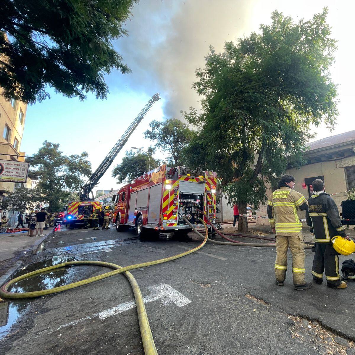 Incendio destruye casas en Estación Central: tres personas fueron rescatadas y una resultó con quemaduras