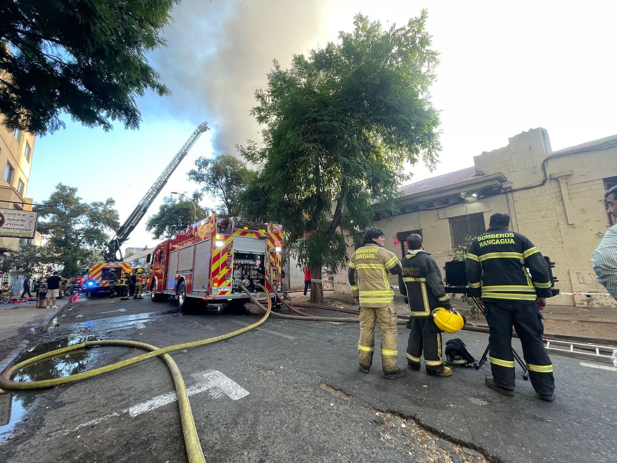 Incendio destruye casas en Estación Central: tres personas fueron rescatadas y una resultó con quemaduras