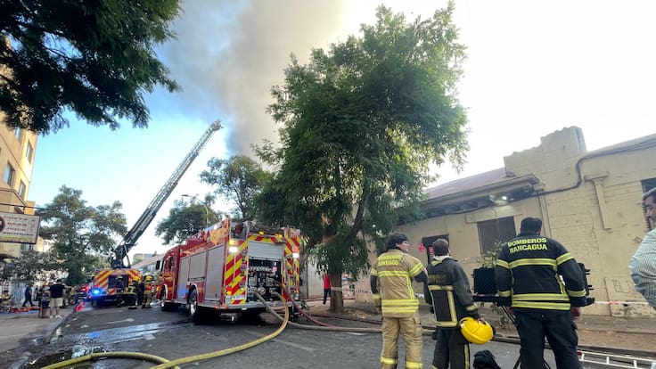 Incendio destruye casas en Estación Central: tres personas fueron rescatadas y una resultó con quemaduras