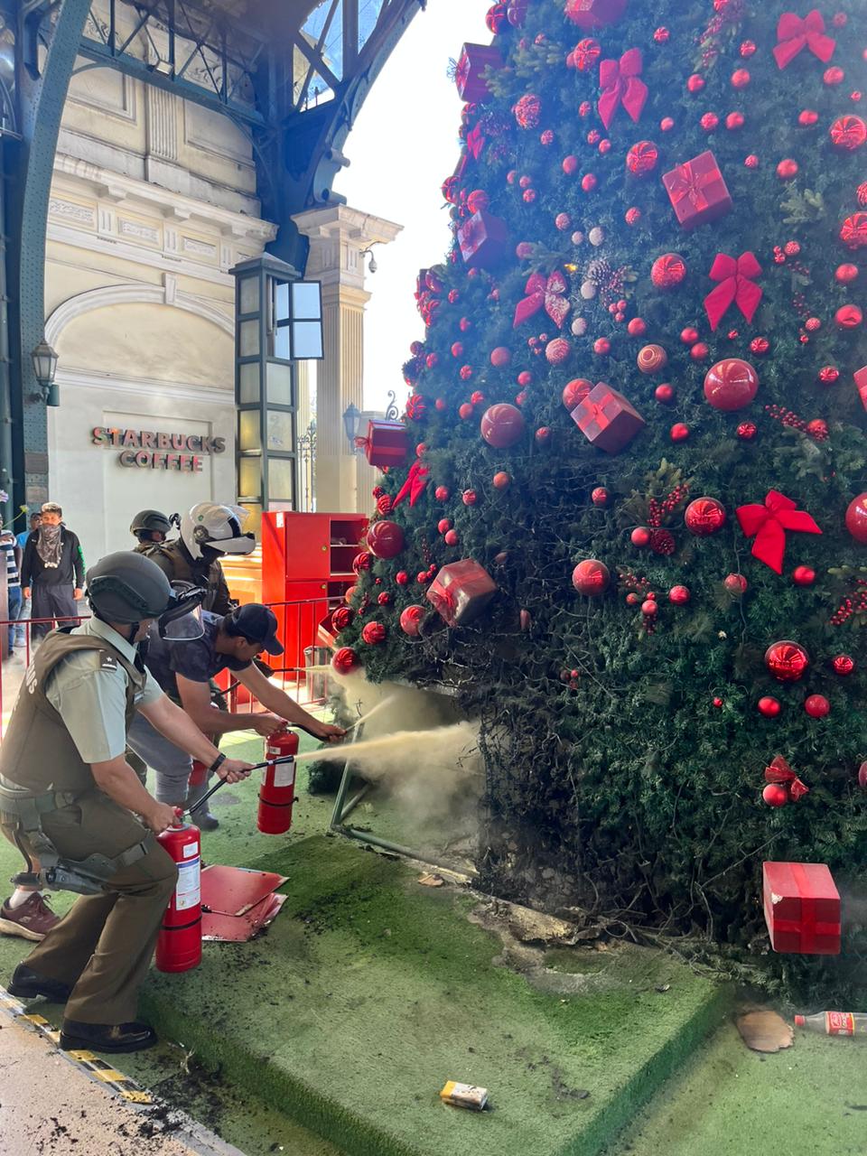 Sujetos incendian árbol de navidad tras desalojo de ambulantes en Estación Central