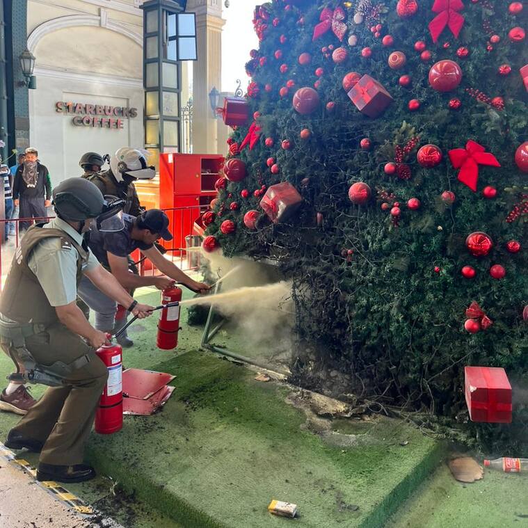 Sujetos incendian árbol de navidad tras desalojo de ambulantes en Estación Central