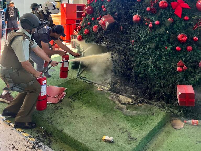 Sujetos incendian árbol de navidad tras desalojo de ambulantes en Estación Central