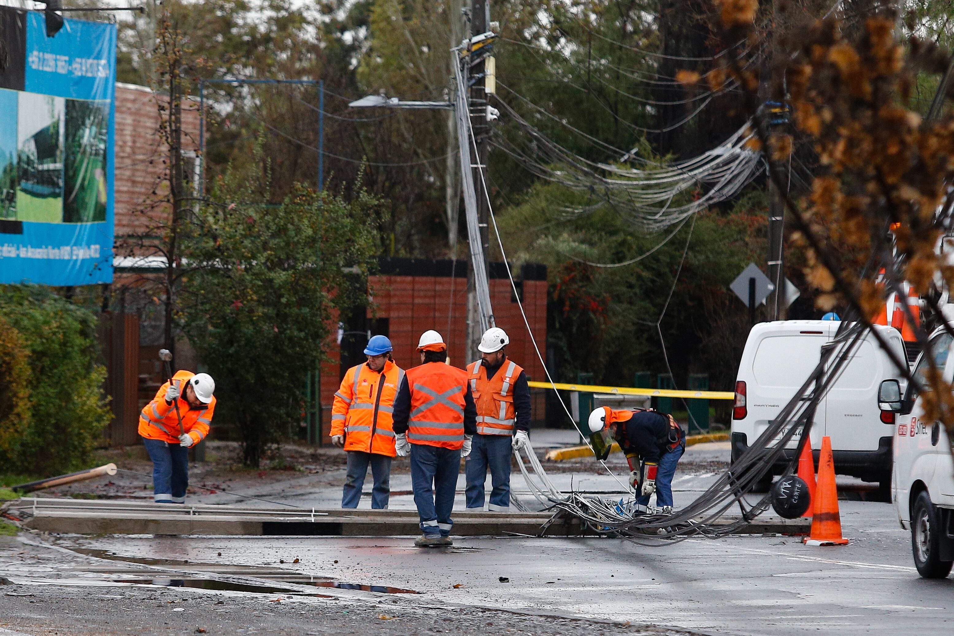 14 DE JUNIO DE 2024 / SANTIAGO
Caída de árbol bota poste en calle El Hualle cerca de Av Rojas Magallanes en La Florida dejando sin electricidad el sector y el corte de la calle mientras Enel realiza las reparaciones
FOTO: DIEGO MARTIN /AGENCIAUNO
