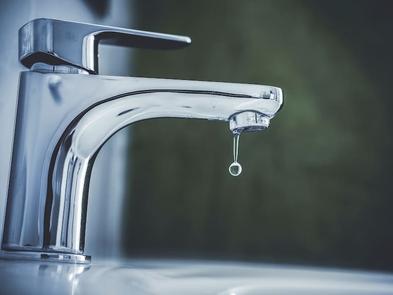 Inicia corte de agua en comunas de la región Metropolitana: a qué zonas afecta y hasta cuándo durará