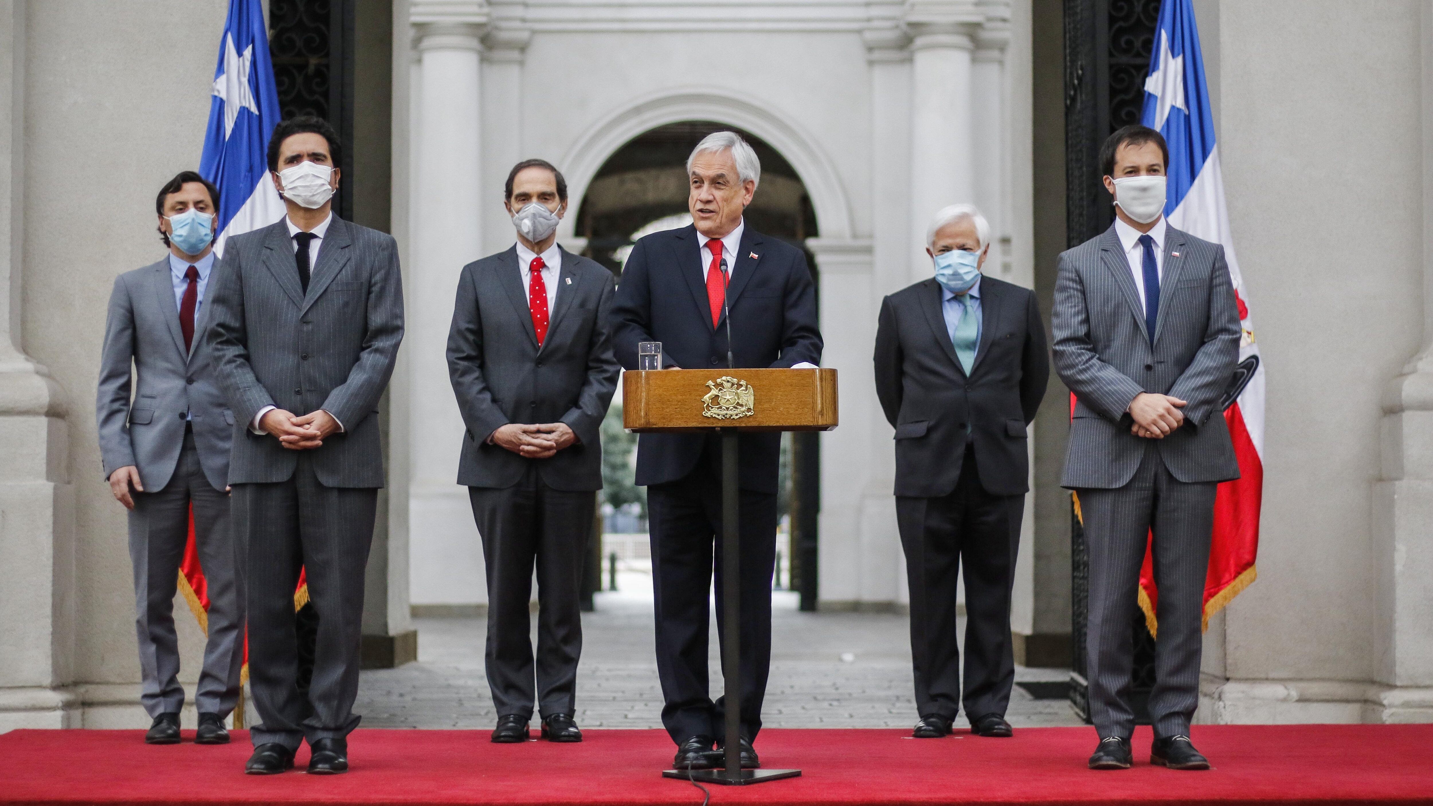 3 de junio del 2020/SANTIAGOEl Presidente de la República, Sebastián Piñera, junto a los ministros de Hacienda, Ignacio Briones, de Economía, Lucas Palacios, Hernan Larrain, ministro de Justicia y Derechos Humanos, habla en la promulgacion de la Ley de Portabilidad Financiera, en el patio de Los Naranjos, en el Palacio de La Moneda, ley que permitirá a personas y pymes cambiar más fácilmente de banco o empresa de servicios financieros.
FOTO: SEBASTIAN BELTRAN GAETE/AGENCIAUNO