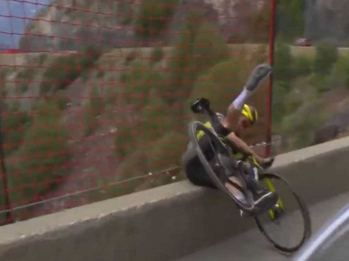 Casi cae a un barranco: la dramática imagen que dejó la penúltima etapa del Tour de Francia