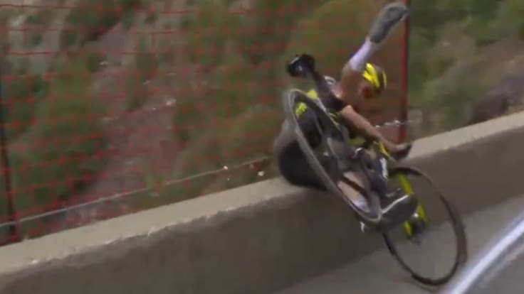 Casi cae a un barranco: la dramática imagen que dejó la penúltima etapa del Tour de Francia