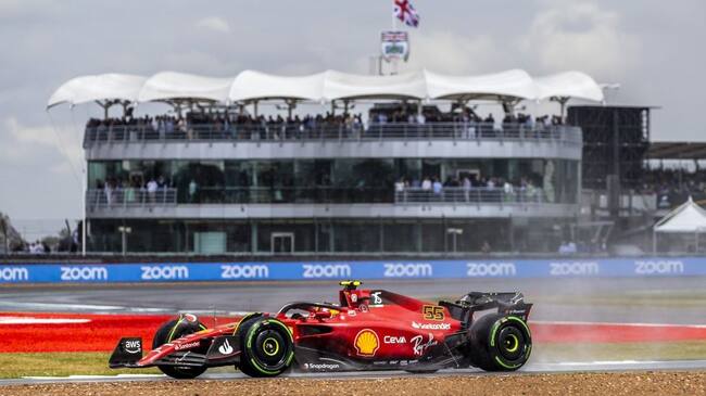SILVERSTONE - Carlos Sainz (55) with the Ferrari during 1st practice session leading up to the F1 Grand Prix of Great Britain at Silverstone on July 1, 2022 in Silverstone, England. REMKO DE WAAL (Photo by ANP via Getty Images)