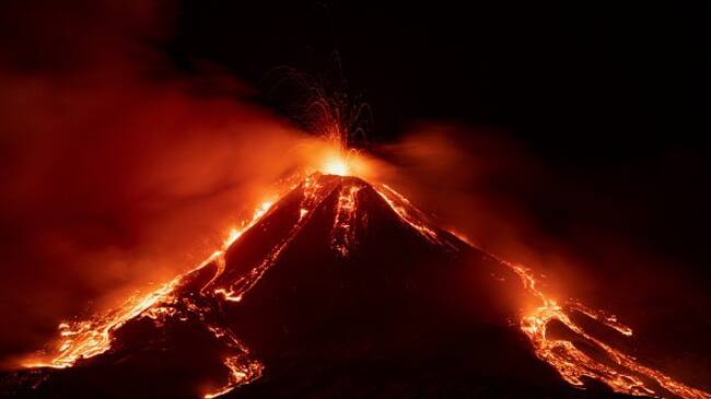 Erupción volcán Etna en Italia