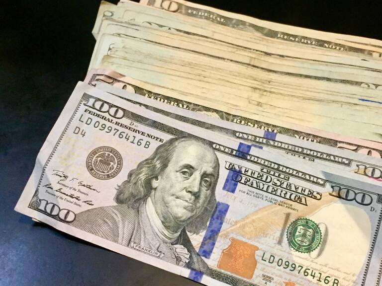 Dólar en Chile: divisa abre a la baja y se acerca a los $900