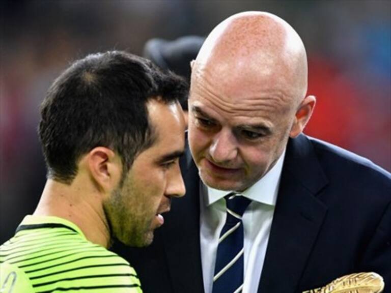 Claudio Bravo obtuvo el guante de oro como el mejor arquero de la Confederaciones