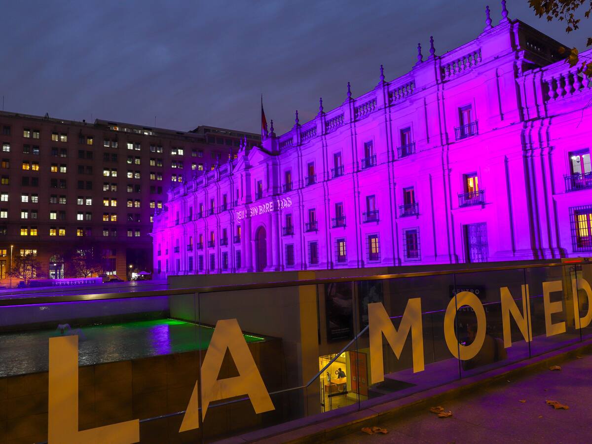 Palacio de La Moneda se tiñe de morado en conmemoración al Día Mundial de la Enfermedad Inflamatoria Intestinal