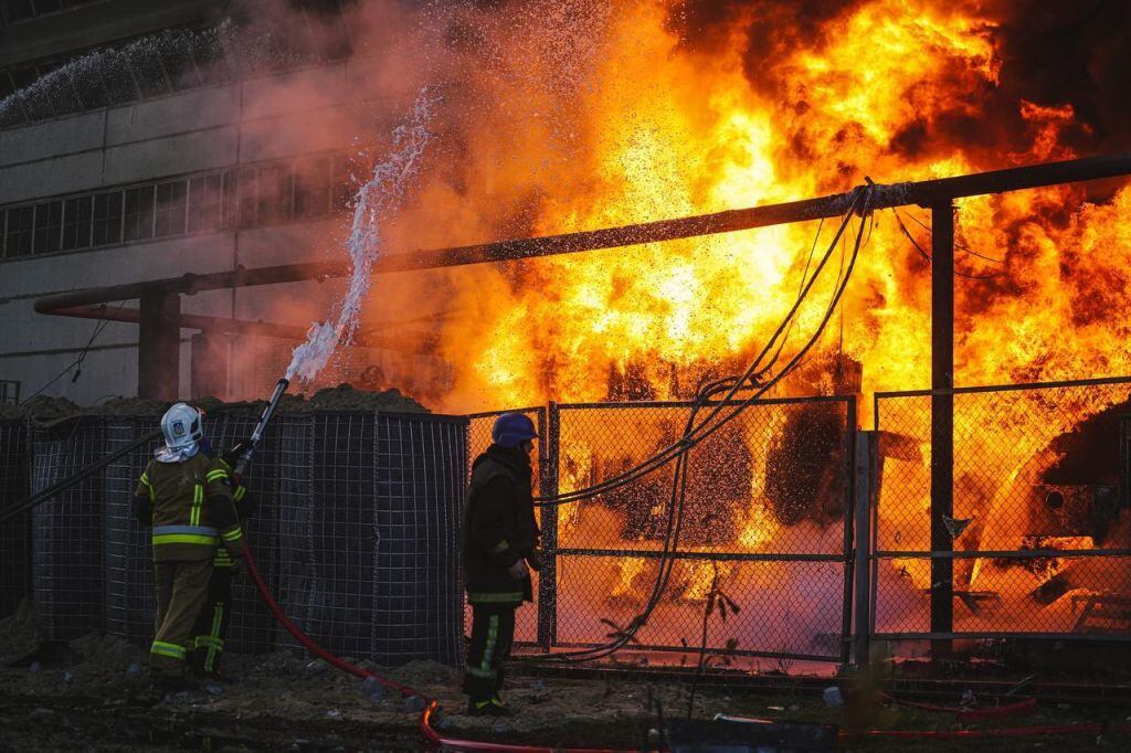El fuego consume infraestructura atacada por Rusia en Kiev de Ucrania