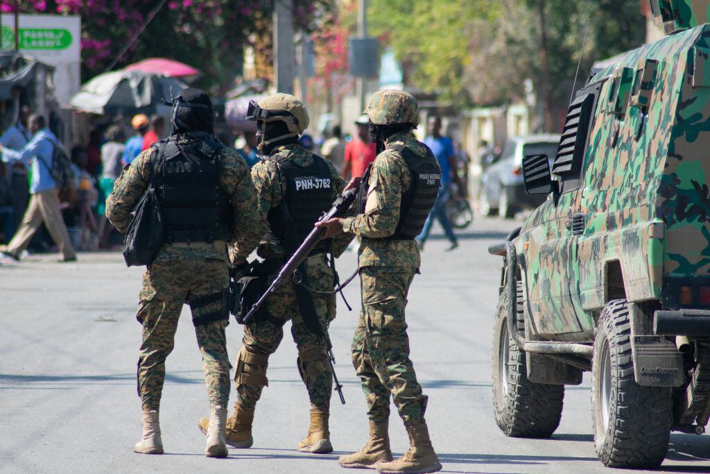 Los agentes de la Policía de Haití resguardan las calles de la capital Puerto Príncipe ante las protestas y los ataques de los grupos criminales.