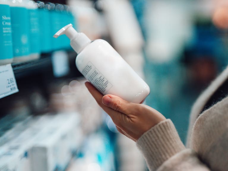 “Ya tengo pelones”: Sernac oficia a famosa empresa de cosméticos tras reclamos por un producto de uso diario