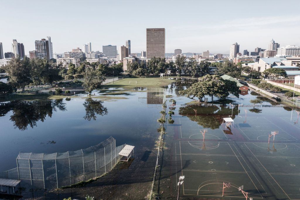 Un centro deportivo bajo el agua tras las graves inundaciones en Durban