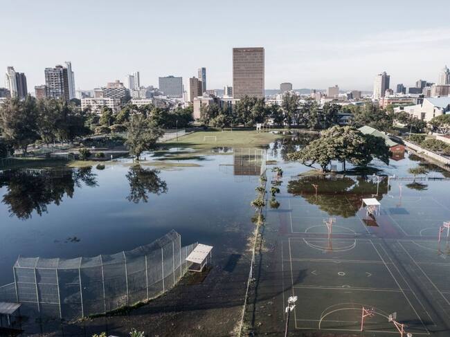 Un centro deportivo bajo el agua tras las graves inundaciones en Durban