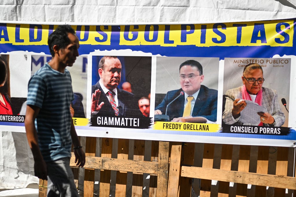 Un cartel colocado en la Ciudad de Guatemala que denuncia a los personeros políticos y del sector judicial que buscan impedir al nuevo gobierno.